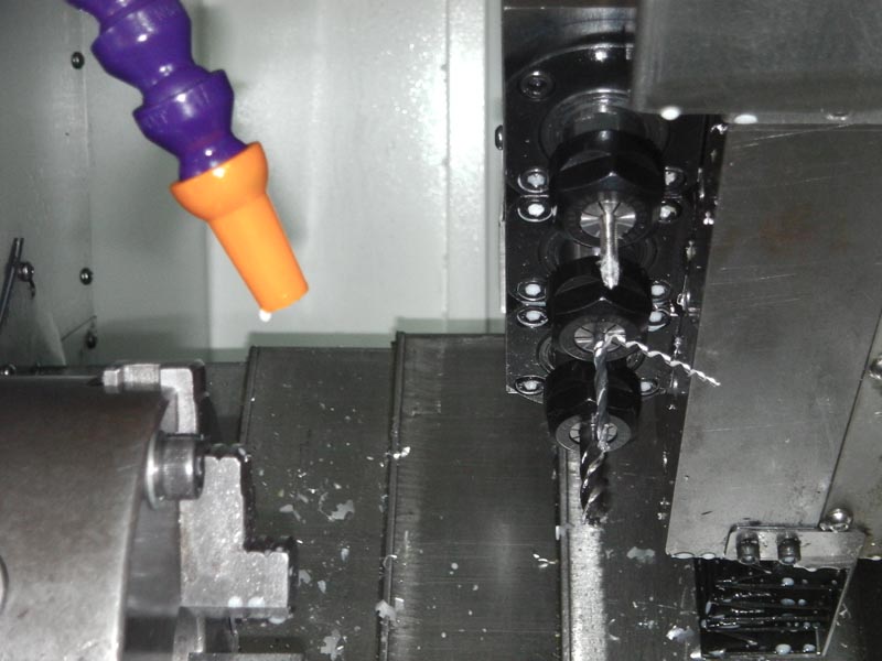  機床結構特點(diǎn) Construction and feature of machine tool ■ 適用于重負荷和連續切削，可保持長(cháng)久的高精度和優(yōu)質(zhì)的表面精糙度。 ■ 高精度、高剛性、重負荷主軸。 主軸采用原裝進(jìn)口日本NSK或德國FAG P4級精密級主軸軸承 主軸采用原裝進(jìn)口日本NSK或德國FAG P4級精密級主軸軸承 主軸采用原裝進(jìn)口日本NSK或德國FAG P4級精密級主軸軸承 主軸采用原裝進(jìn)口日本NSK或德國FAG P4級精密級主軸軸承 主軸采用原裝進(jìn)口日本NSK或德國FAG P4級精密級主軸軸承，經(jīng)工程計算分析取得較佳化的跨距配置，配合獨特的迷宮式防水設計和散熱片式主軸箱設計，可達到更佳的防水防塵效果。引用高科技潤滑技術(shù)及高剛性套筒結構展現較佳穩定性，能確保更大軸向剛性，徑向剛性及加工精度。采用專(zhuān)用主軸電機及進(jìn)口變頻器，實(shí)現大范圍自動(dòng)無(wú)級調速，整支主軸由臺灣普森專(zhuān)業(yè)主軸廠(chǎng)家生產(chǎn)。主軸軸承為前三后二排列,更能承受較強沖擊。主軸設計轉速可達8000rpm/min。 ■ 剛性好，操作、排屑方便。 高強度，床身傾斜45°，采用優(yōu)質(zhì)鑄鐵樹(shù)脂砂造型，并經(jīng)二次退火處理，保證鑄件穩定性，緊密型筋骨板結構，剛性好、抗震性強。